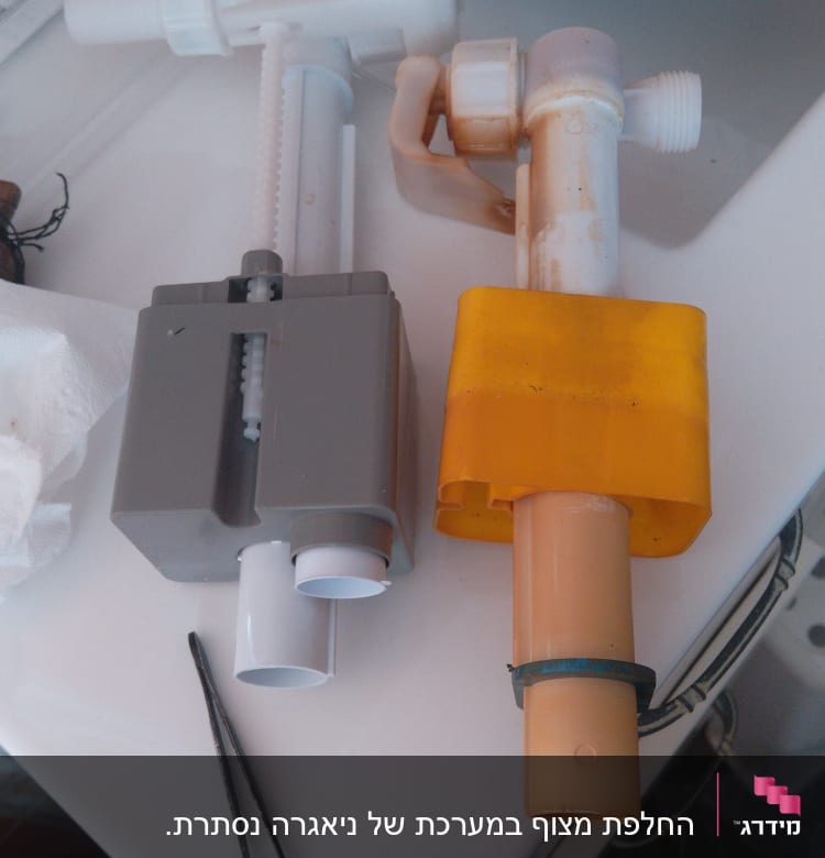 חלקי צנרת פלסטיק על שולחן עבודה